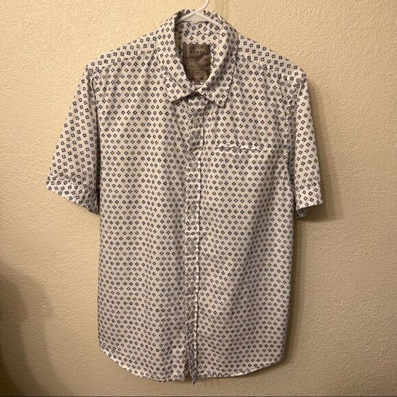Guess Short Sleeve Casual Shirt Size Medium - Picture 1 of 6
